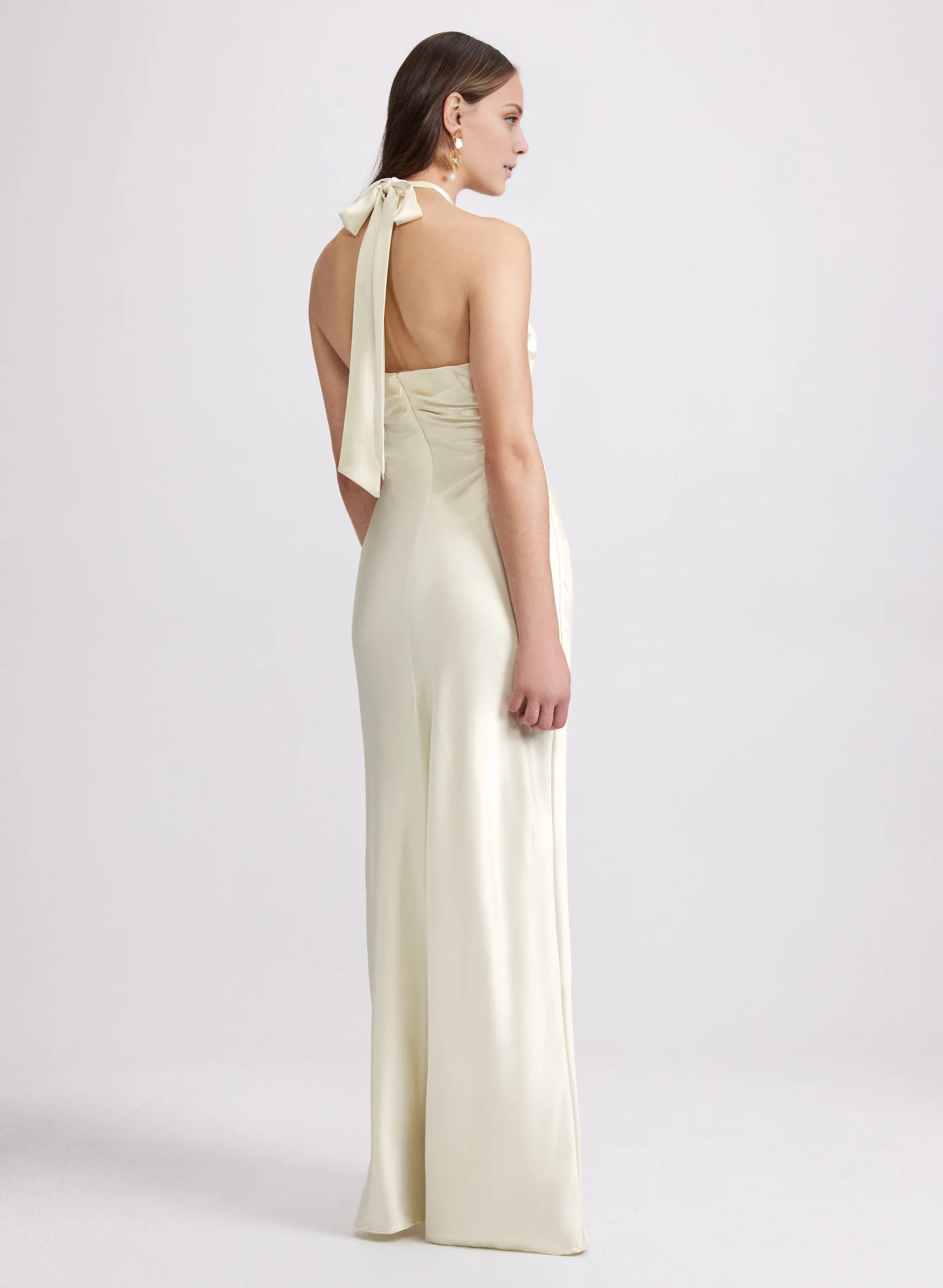 Vestido de fiesta largo de satén sin mangas con escote halter y espalda descubierta de Jimiss