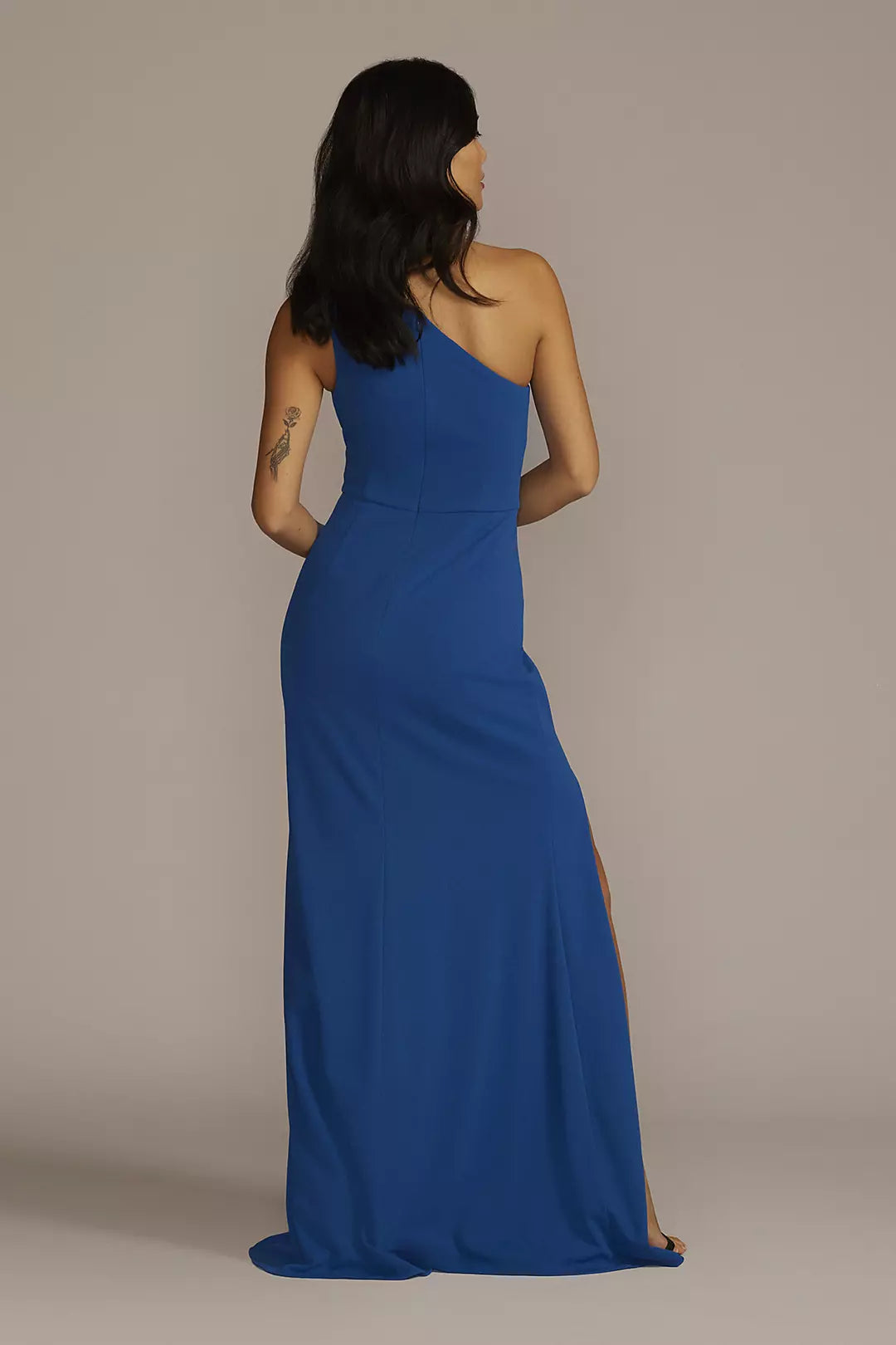 Vestido de fiesta Jimiss de crepé con un solo hombro y abertura en la falda