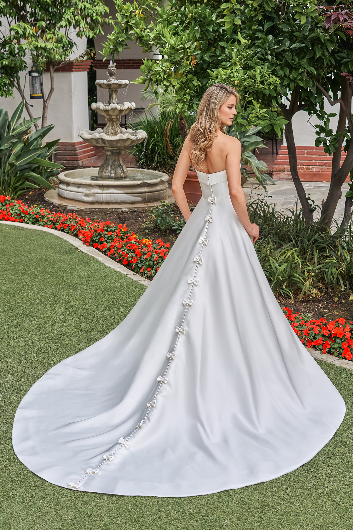 Abito da sposa a trapezio con polsini senza spalline, colletto con fiocco sul retro e lunghezza al pavimento