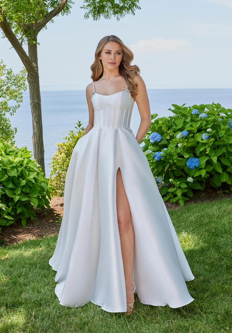 Abito da sera lungo fino al pavimento, con scollo a cucchiaio, spacco frontale e linea ad A