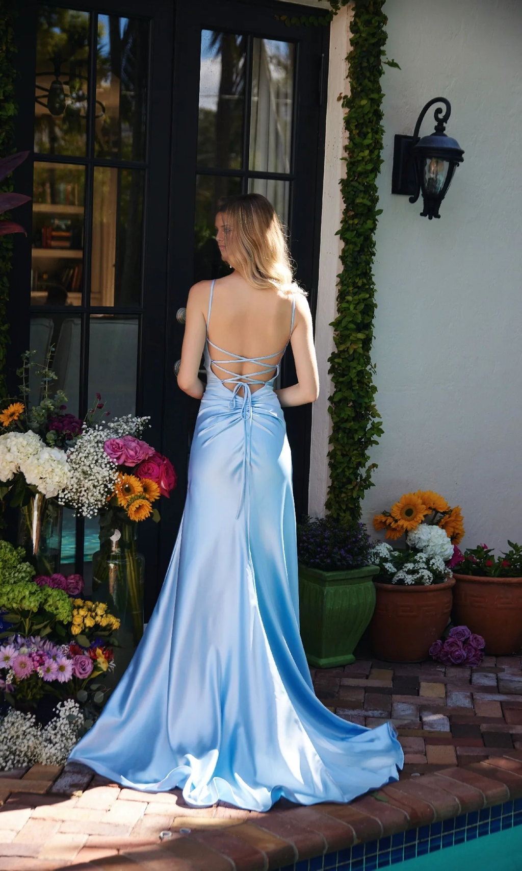 Vestido de noche Jimiss con hombros descubiertos, plisado, tirantes finos, espalda descubierta, abertura lateral y largo hasta el suelo 