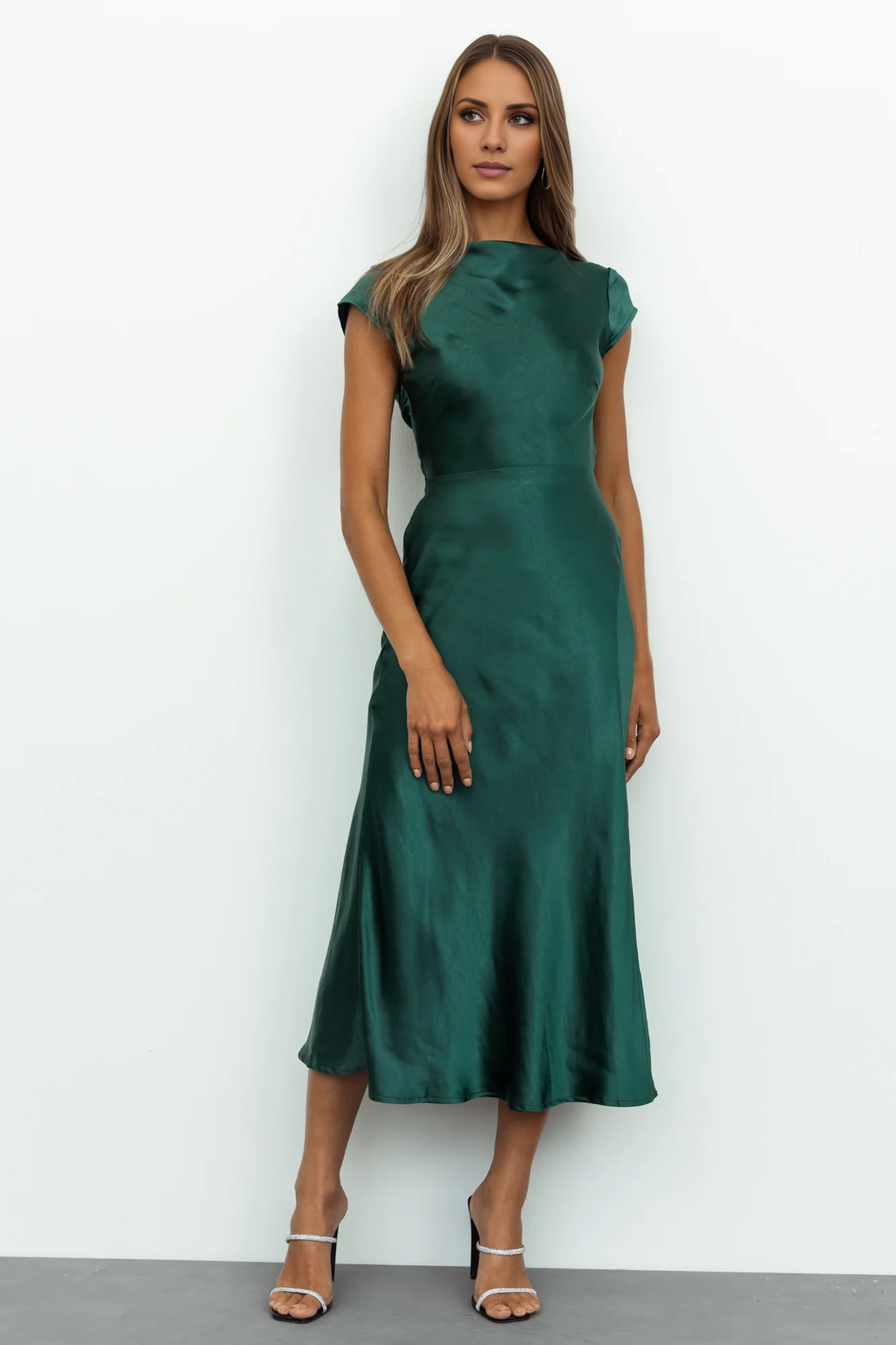 Vestido de fiesta largo de satén con escote barco y espalda descubierta con abertura lateral de Jimiss