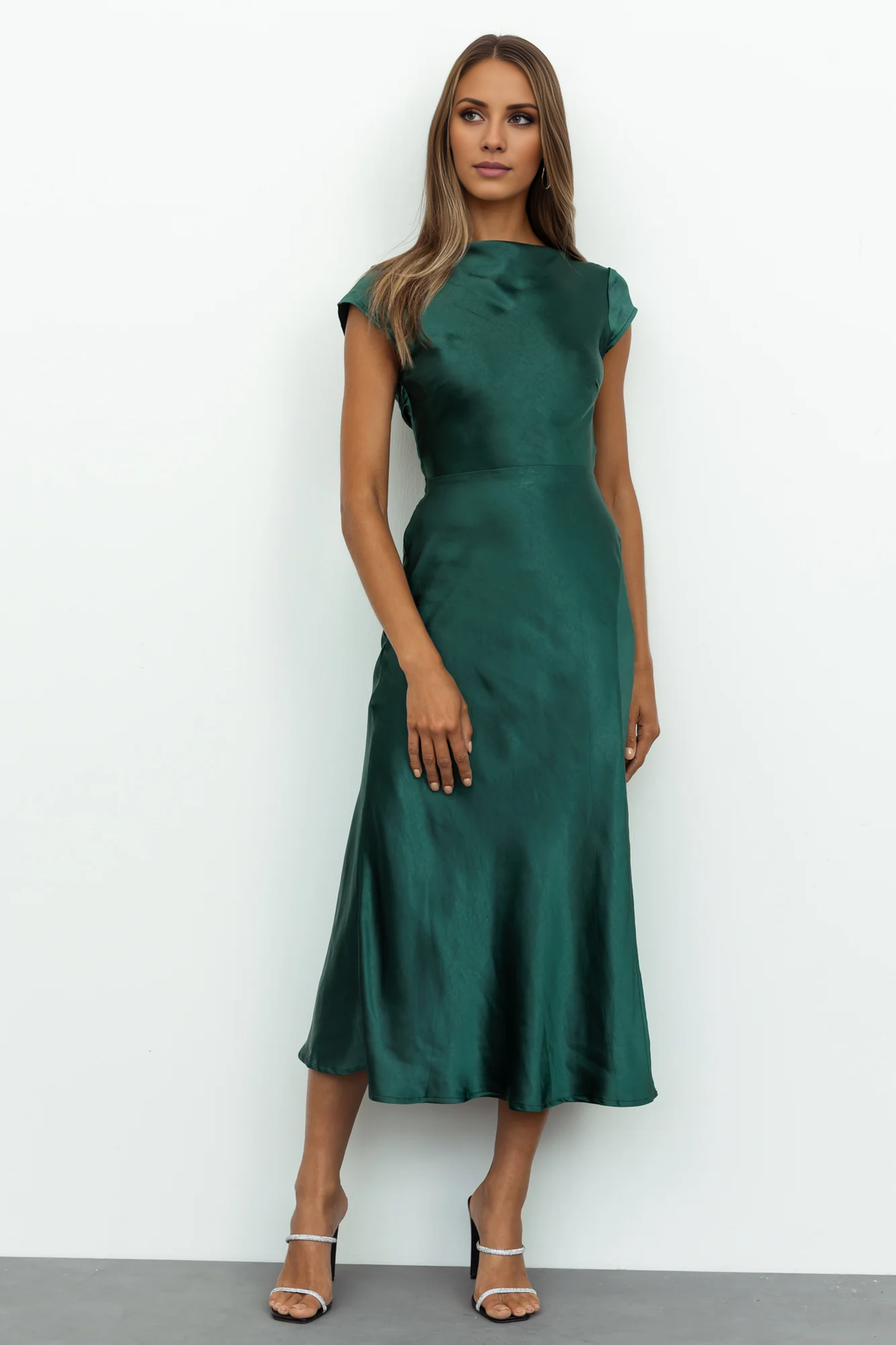 Vestido de fiesta largo de satén con escote barco y espalda descubierta con abertura lateral de Jimiss
