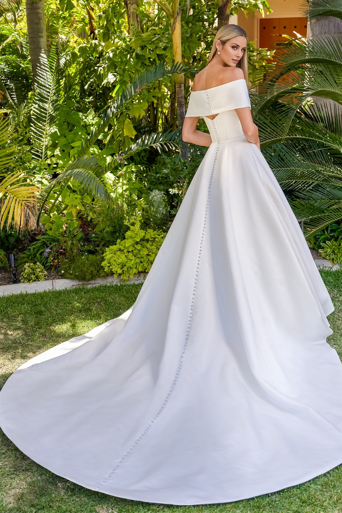 Vestido de novia largo hasta el suelo con corsé ajustado y cuello de hombros descubiertos de satén