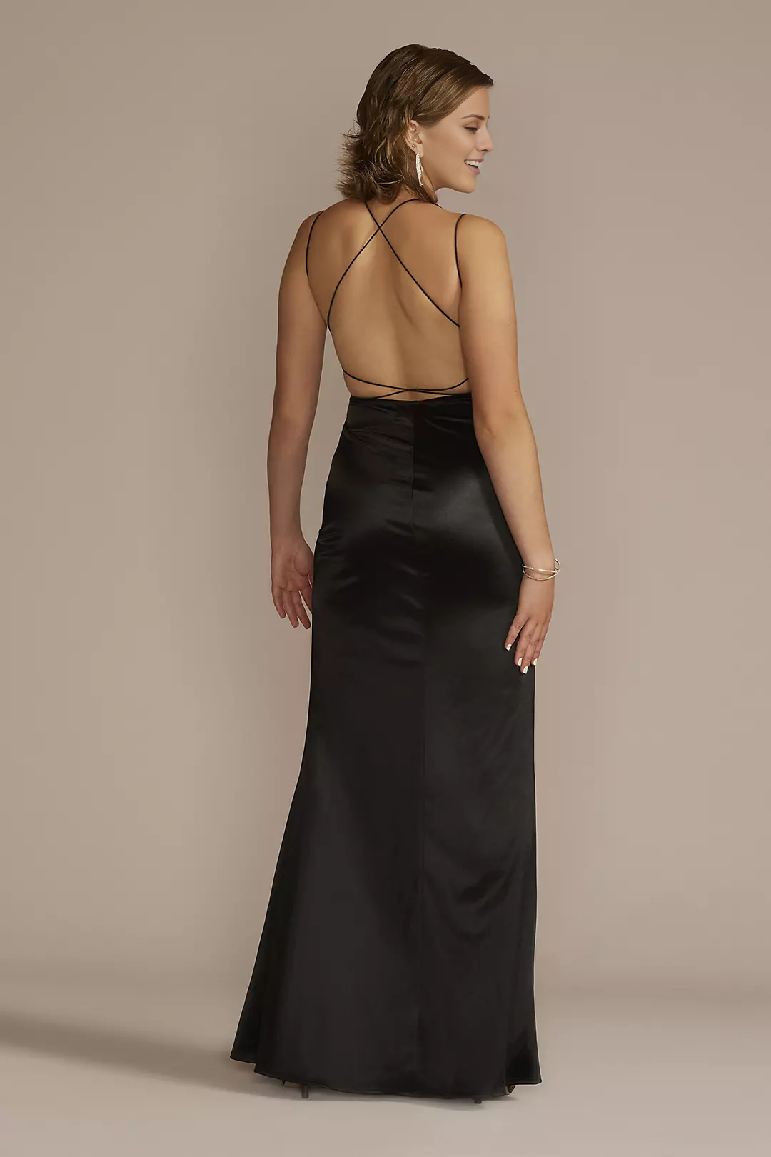 Vestido de fiesta Jimiss de satén con escote cuadrado, tirantes finos, abertura lateral en la espalda expuesta y largo hasta el suelo