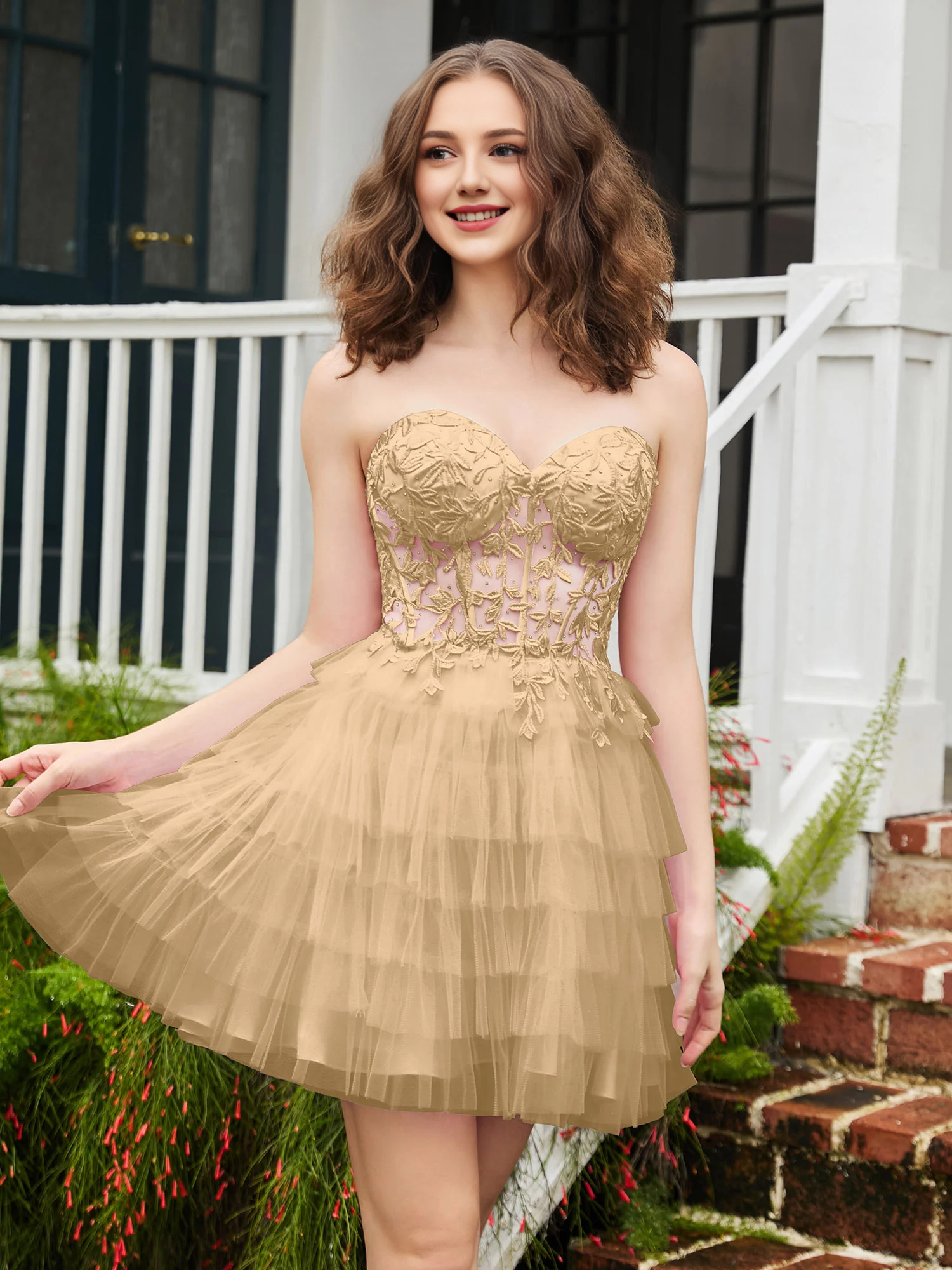 Abito da ballo corto trasparente con corsetto stretto e stratificato