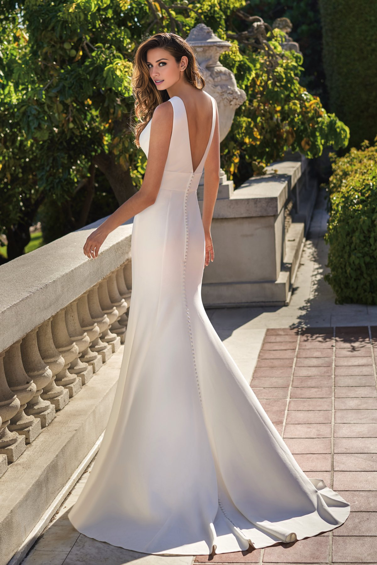 Vestido de novia largo hasta el suelo con escote en V profundo, cintura alta, sin corte horizontal