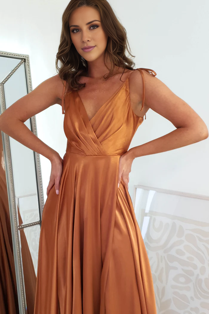Vestido de fiesta largo hasta el suelo con escote en V, espalda abierta, abertura lateral y tirantes finos - Vestido Jimiss 
