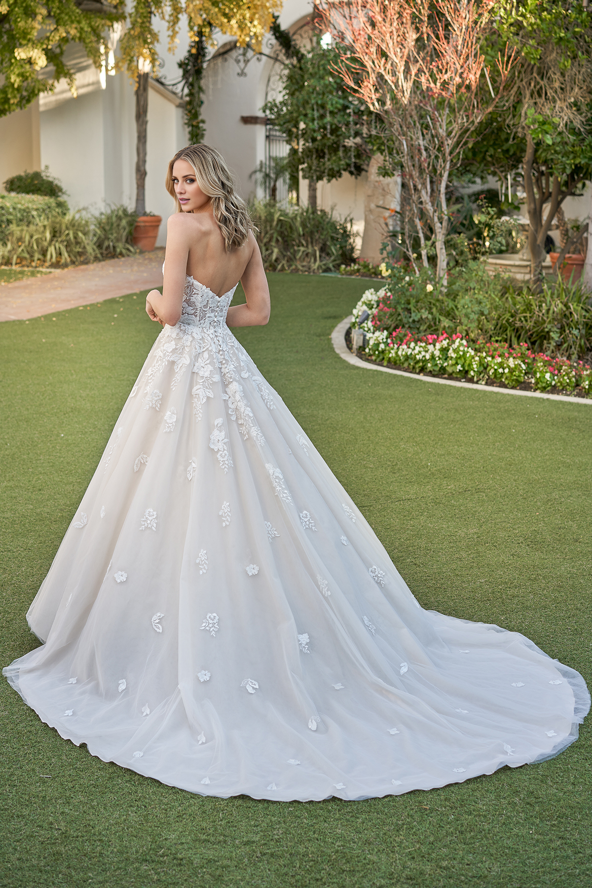 Abito da sposa lungo fino al pavimento, con scollo a cuore senza spalline, delicato pizzo e scollo a V.