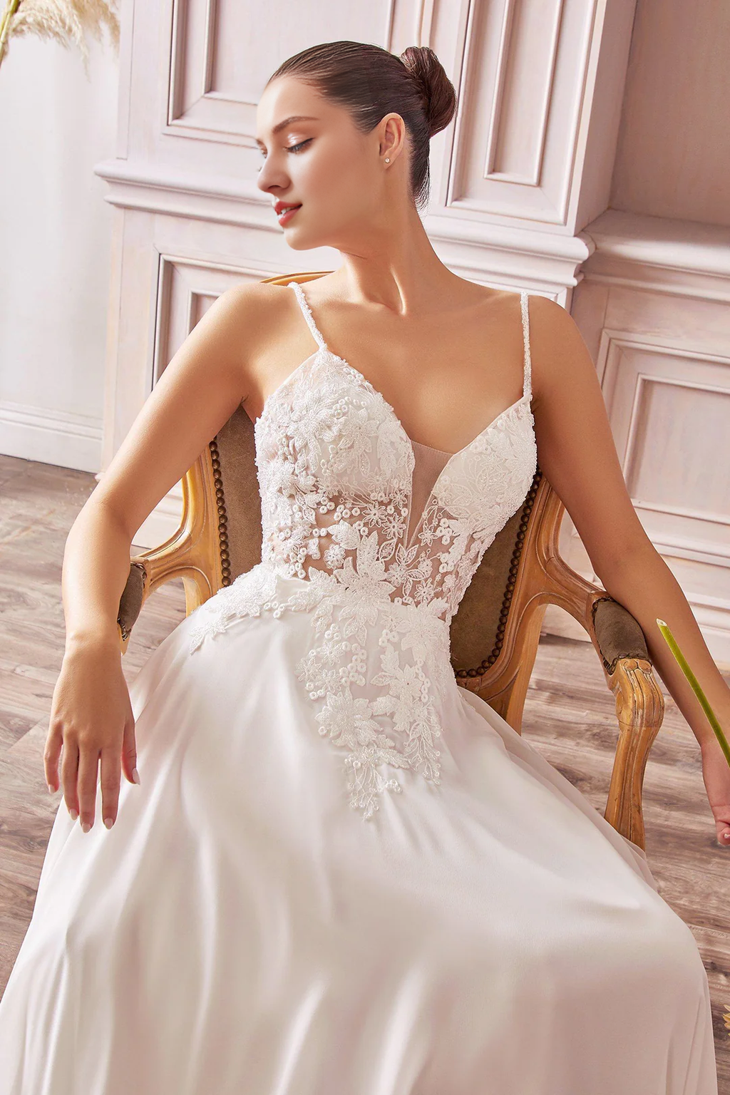 Vestido de novia largo sin mangas con calcomanía floral en color blanco roto