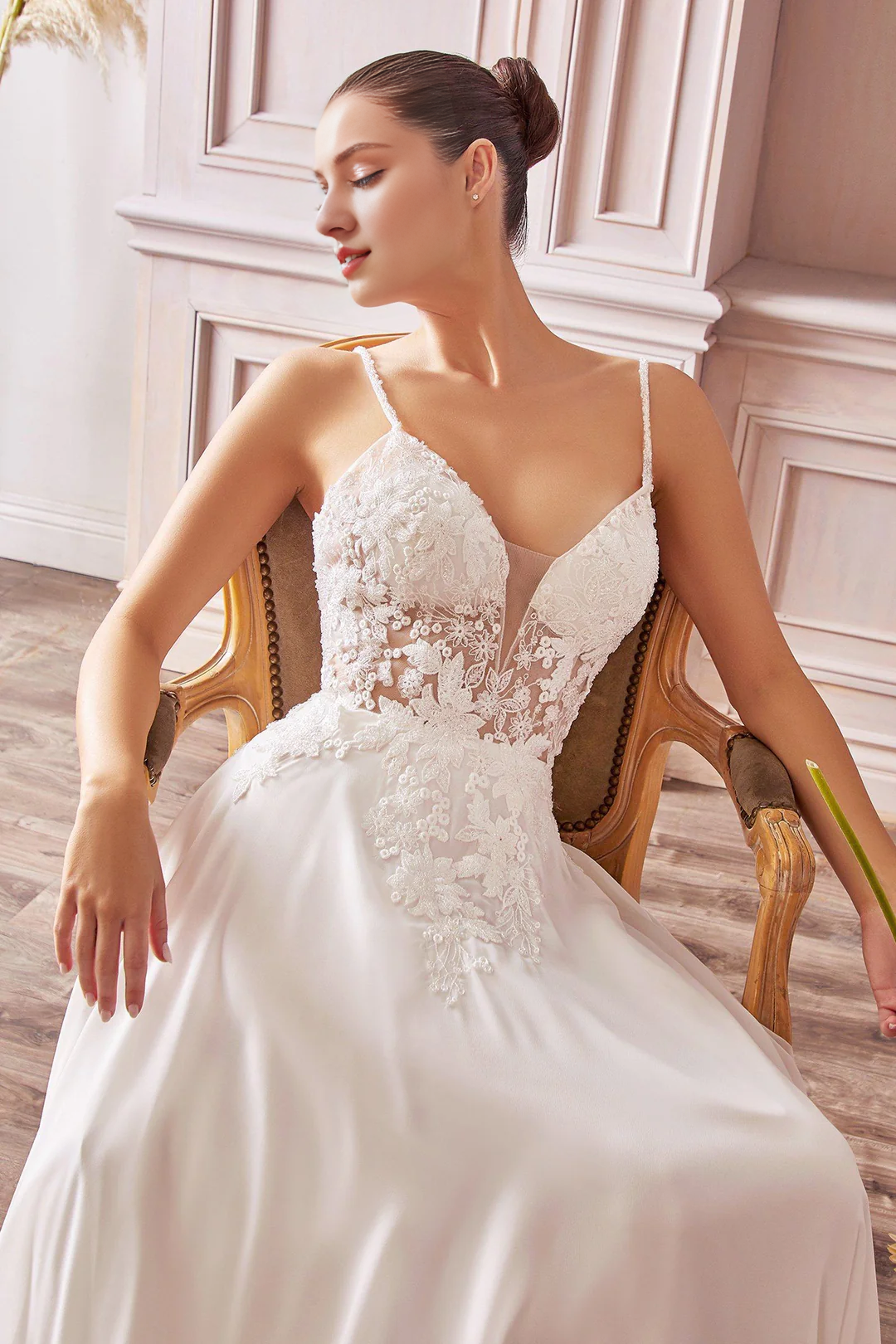 Vestido de novia largo sin mangas con calcomanía floral en color blanco roto