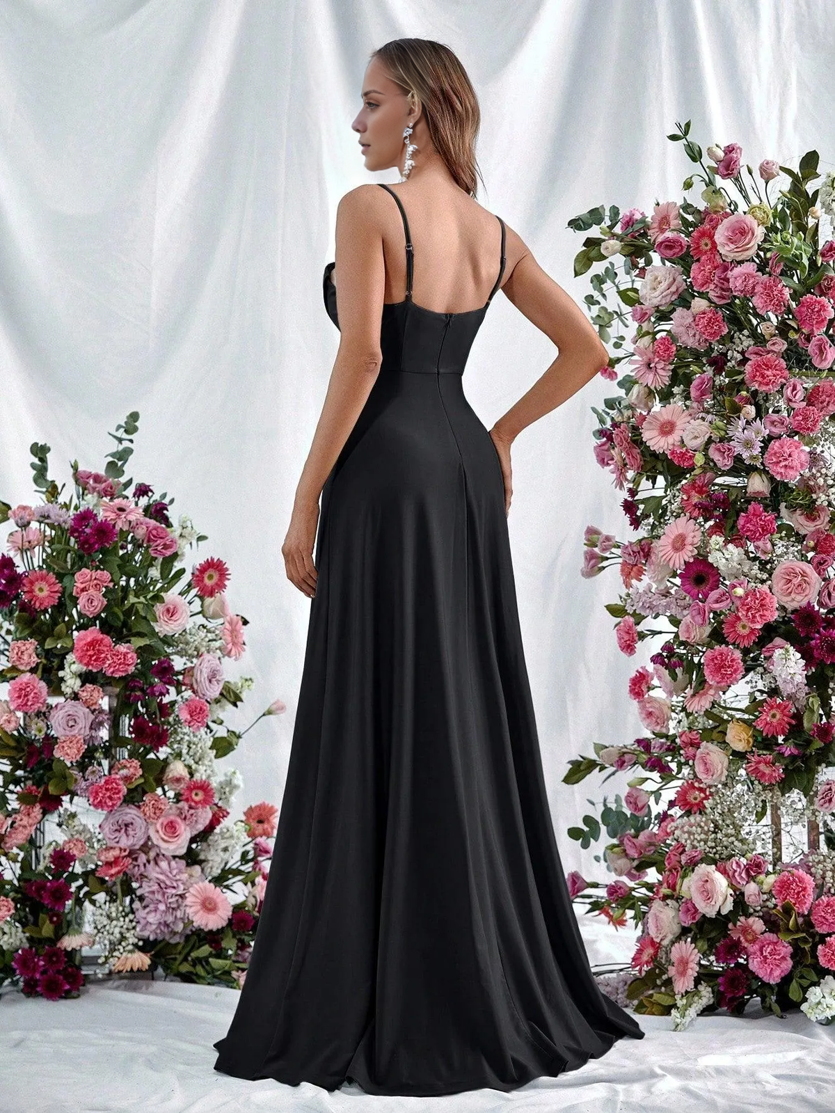 Vestido formal de corte A con tirantes finos, cuello plisado y largo hasta el suelo