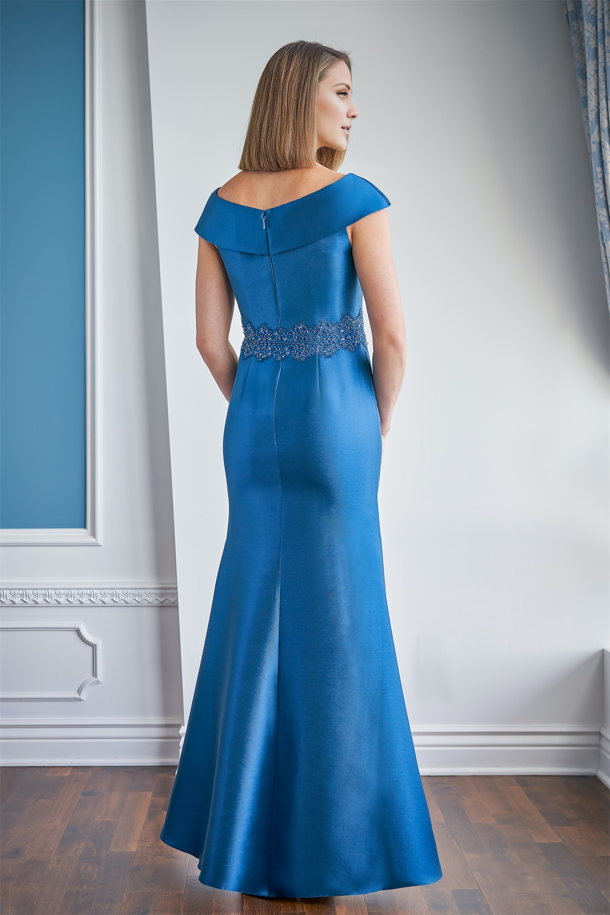 Cuello de manga asimétrico con cinturón de encaje con cuentas que se adapta a los vestidos de madre de la novia.