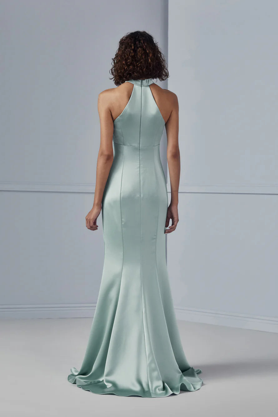 Vestido de fiesta largo hasta el suelo, sin mangas, con cuello alto y hombros descubiertos, abertura lateral