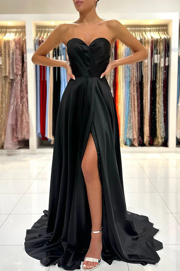 Vestido de noche formal largo negro con abertura lateral y pliegues de Aline Sweetheart
