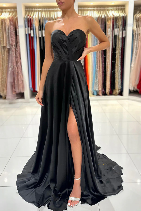 Vestido de noche formal largo negro con abertura lateral y pliegues de Aline Sweetheart