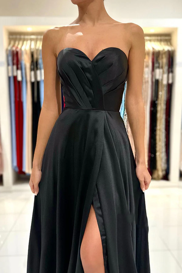 Vestido de noche formal largo negro con abertura lateral y pliegues de Aline Sweetheart