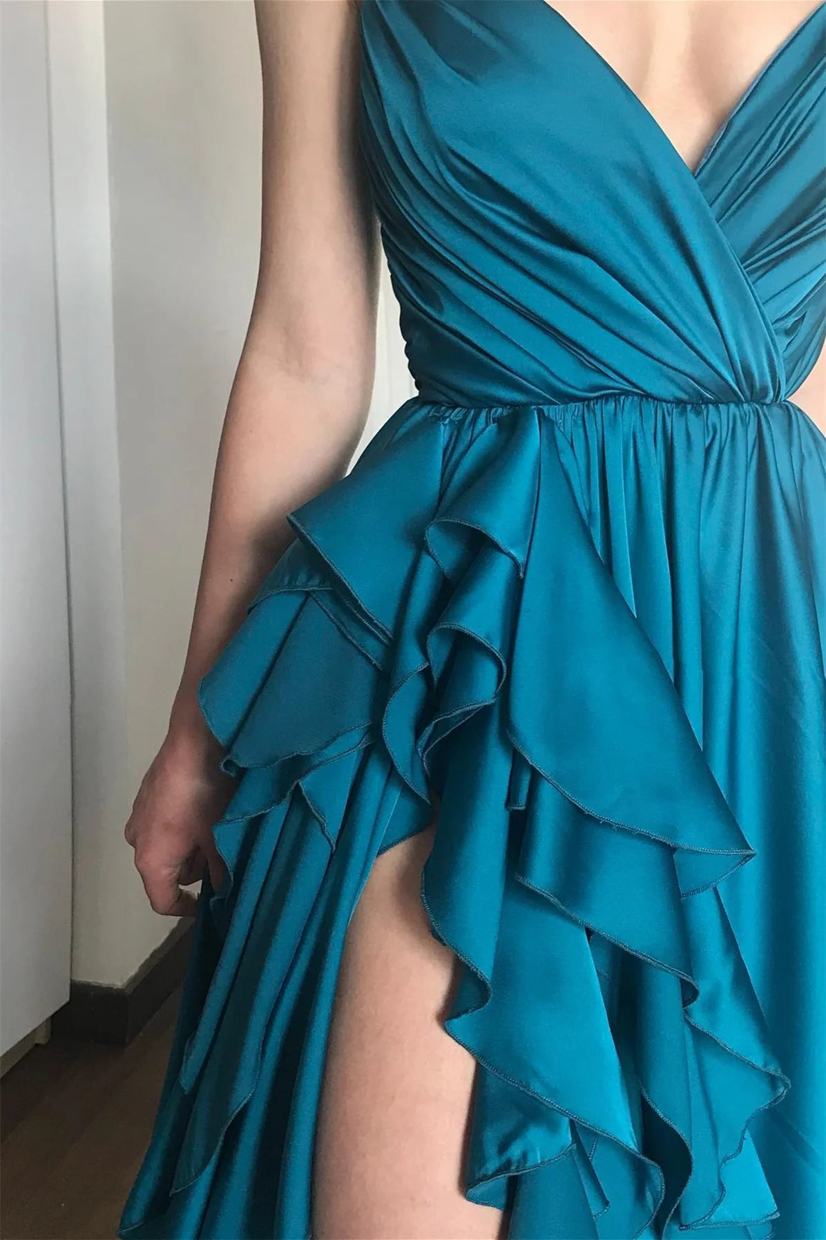 Vestido de fiesta de cola de pez con escote en V, sin mangas, con abertura y borde con volantes, de color azul tinta y tirantes finos