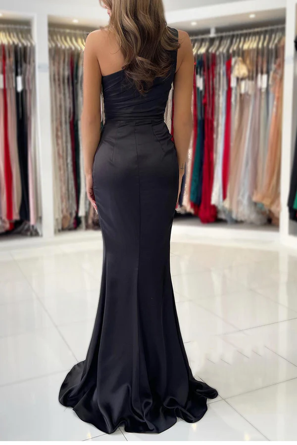 Vestido de noche largo negro plisado con un hombro y abertura