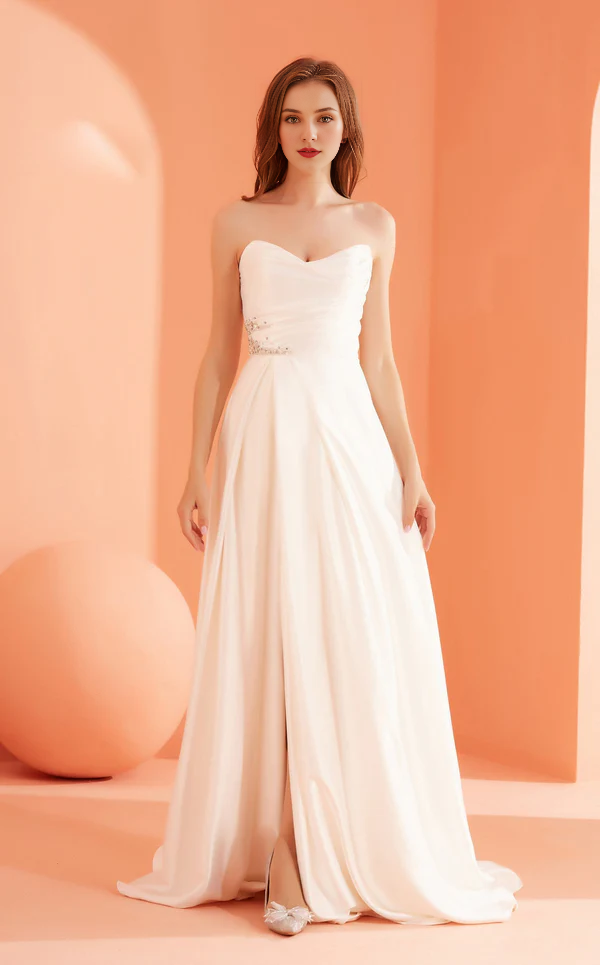 Abito da ballo lungo fino al pavimento, con scollatura a cuore a trapezio, spacchi laterali senza spalline