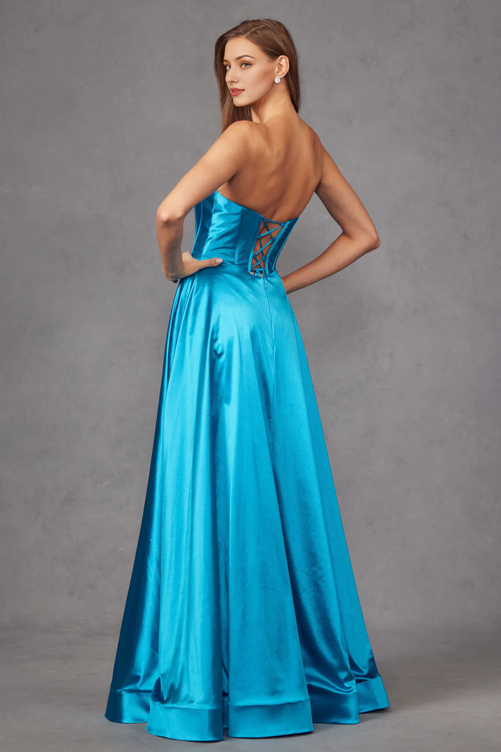 Vestido largo sin tirantes con falda con abertura en forma de A y adorno de cuentas