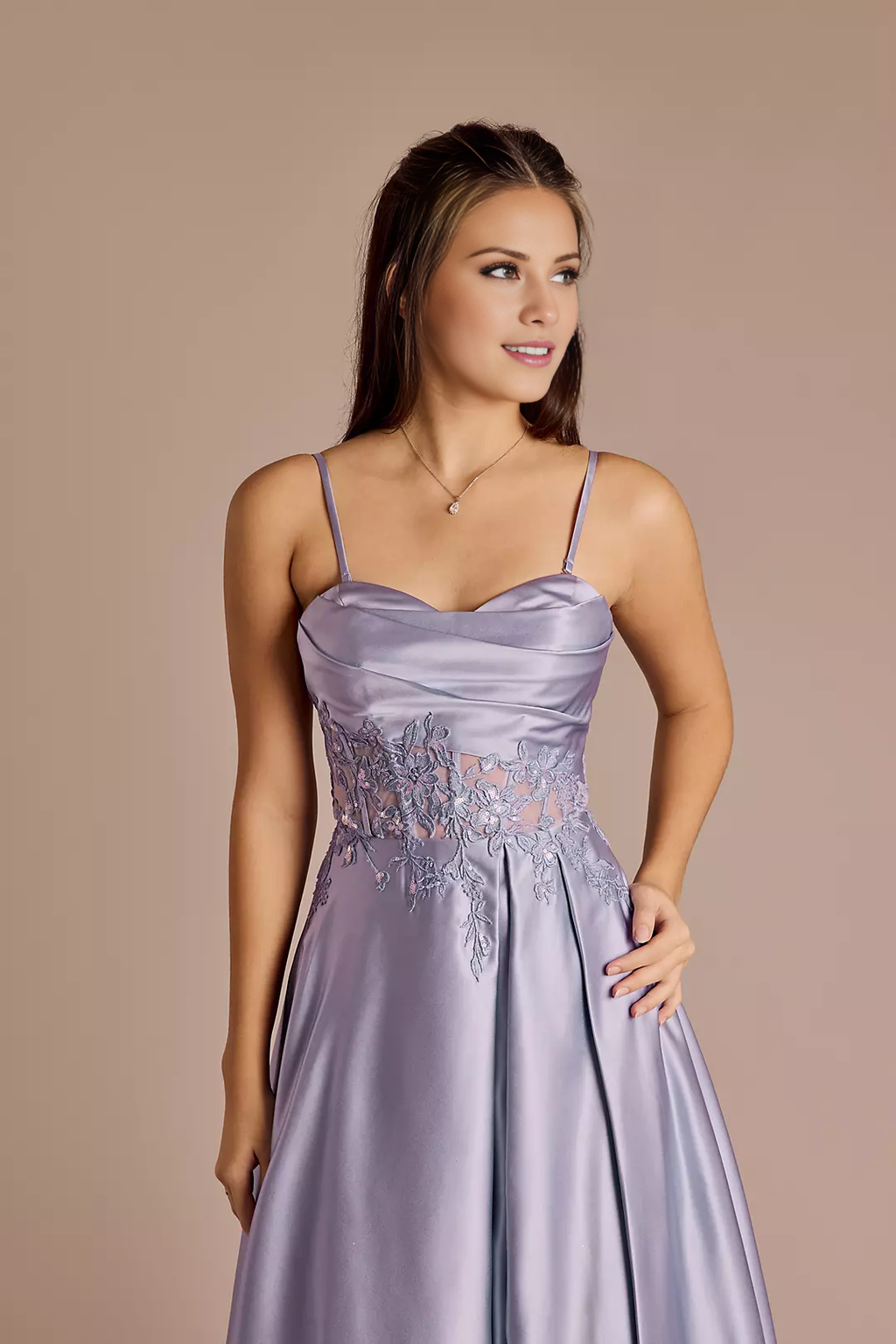Vestido de fiesta Jimiss drapeado sin tirantes de satén con apliques