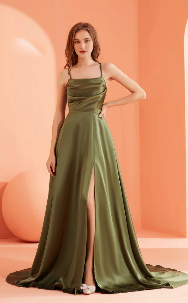 Abito da ballo lungo fino al pavimento, senza maniche, con scollatura quadrata, spalline sottili e trapezio.