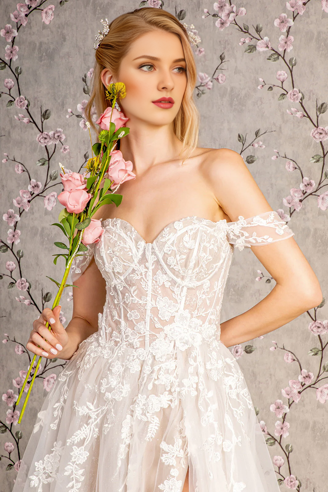 Vestido de novia con corsé ajustado transparente y hombros descubiertos con bordado floral
