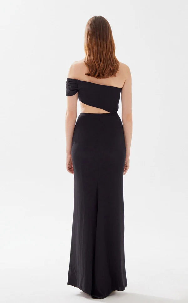 Abito da sera aderente lungo fino al pavimento, con scollo a cuore e spalle scoperte