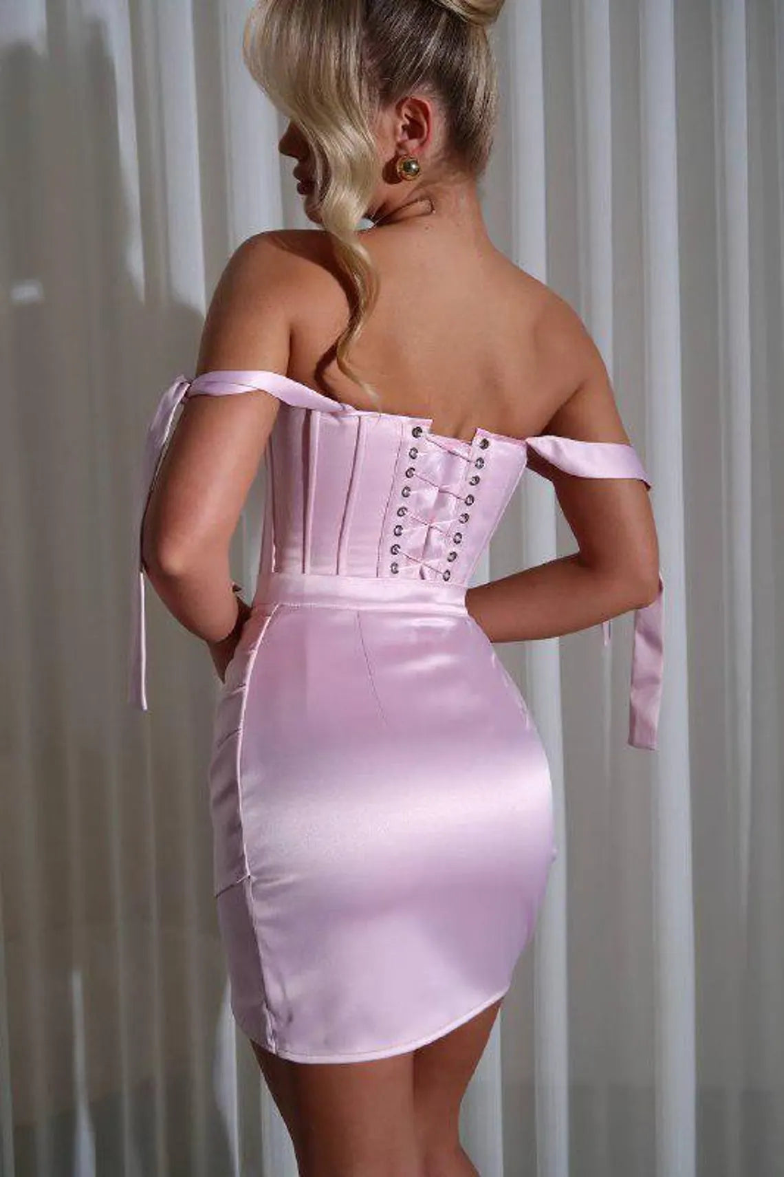 Vestido corto de fiesta de bienvenida con cuello en forma de corazón, detalle de pliegues y tirantes en los hombros de Jimiss