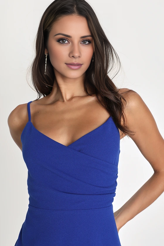 Vestido de fiesta corto Jimiss con escote en V, sin mangas, tirantes finos y espalda descubierta