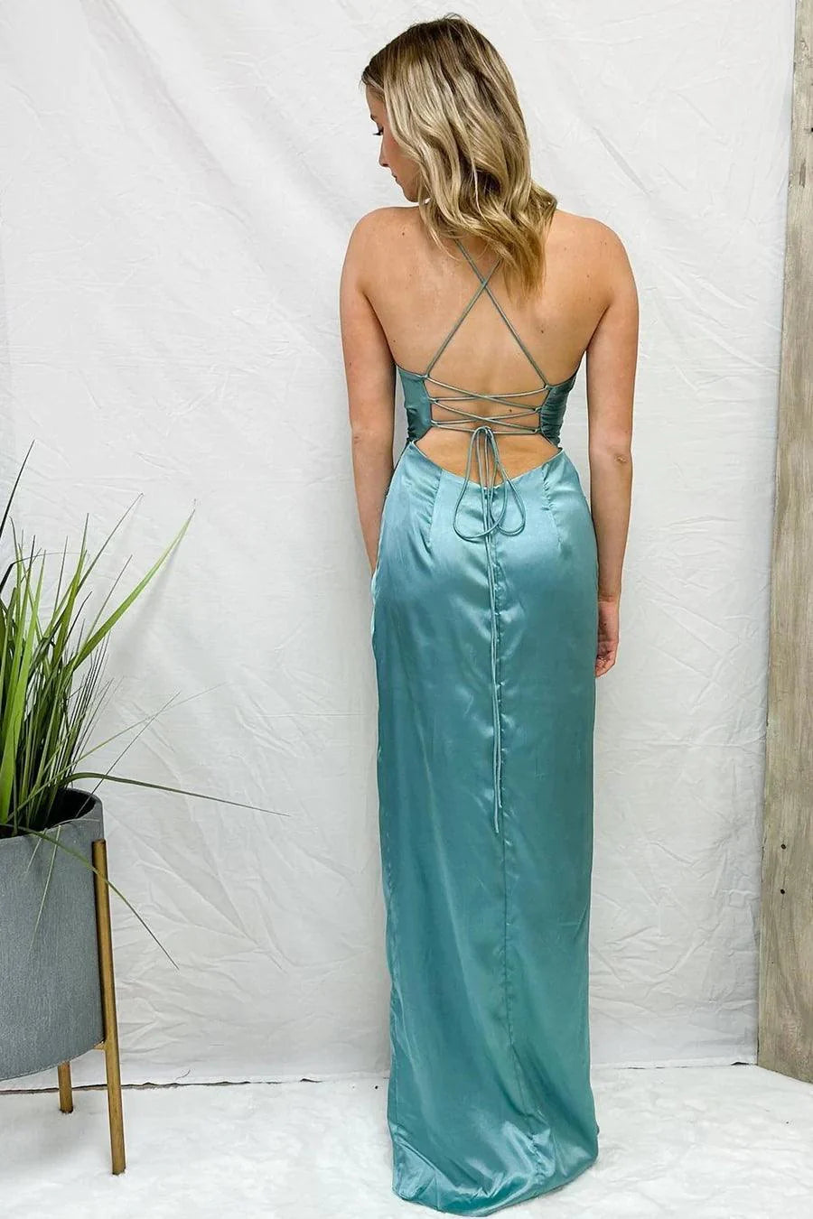 Vestido de fiesta Jimiss con cuello de bufanda, tirantes finos, plisado y abertura larga