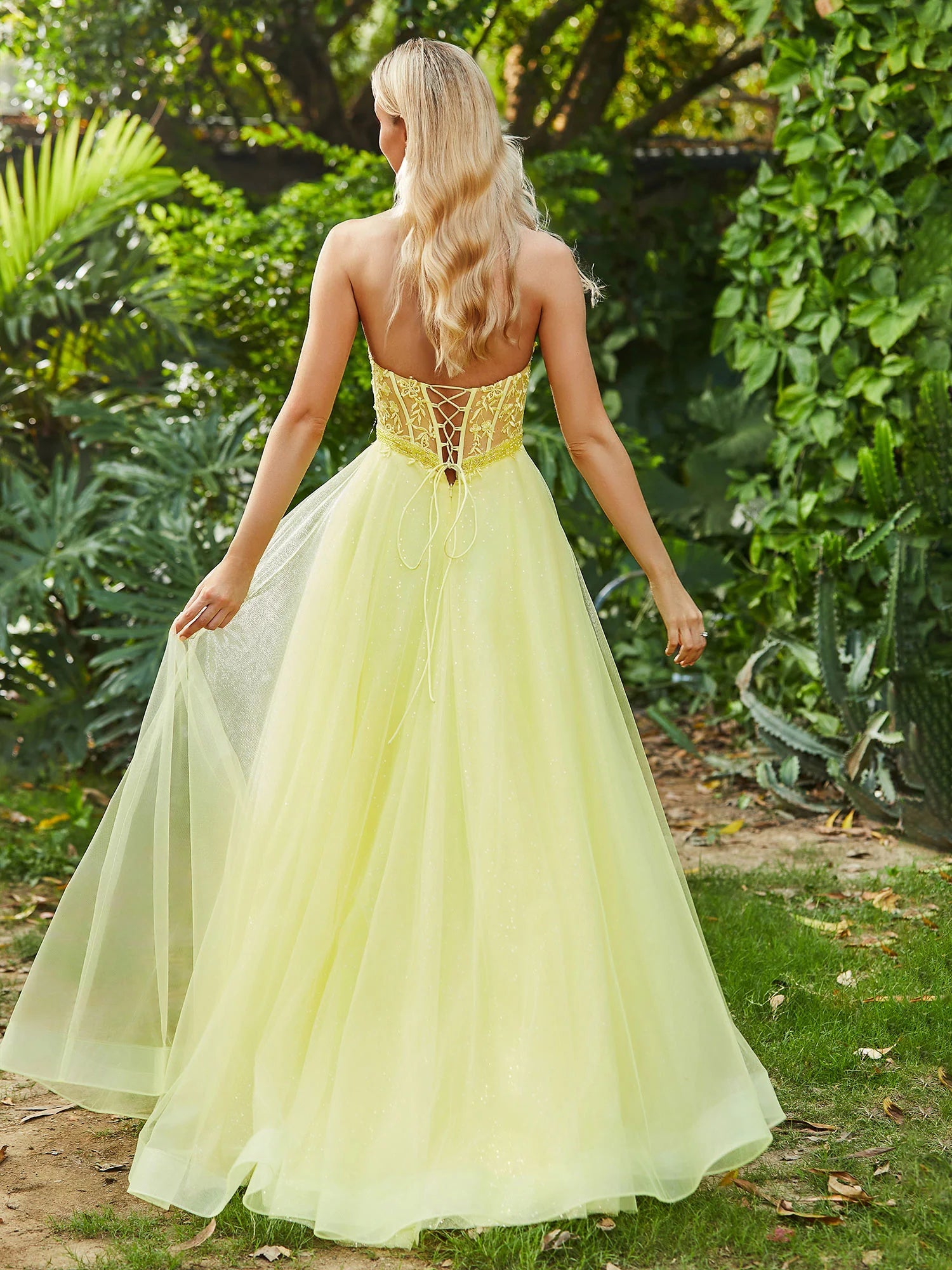 Abito trasparente con spacco a trapezio, senza spalline e adesivo, attillato e trasparente