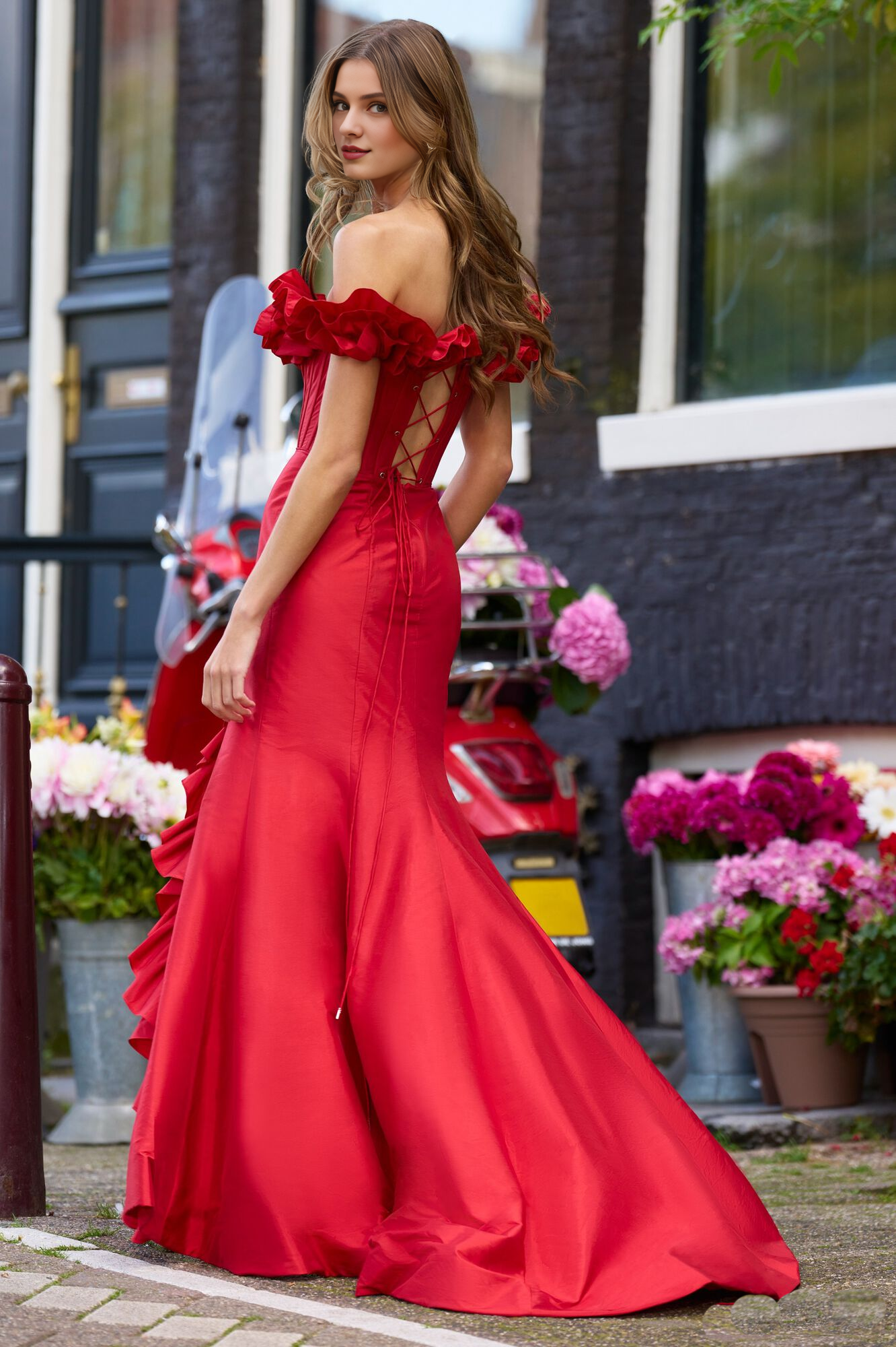 Abito da ballo a trapezio con spalle scoperte, spacco sul davanti e allacciatura sul retro, lunghezza al pavimento