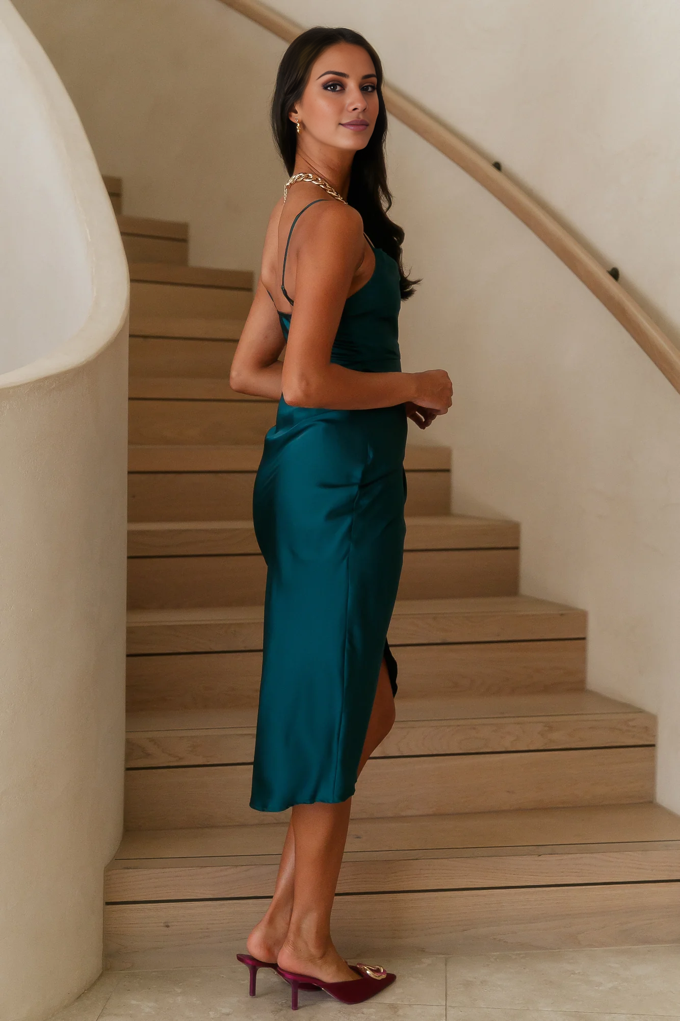 Vestido de fiesta largo de satén con tirantes finos y cuello colgante de Jimiss