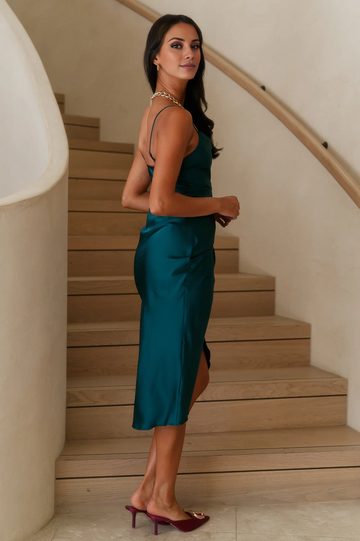 Vestido de fiesta largo de satén con tirantes finos y cuello colgante de Jimiss