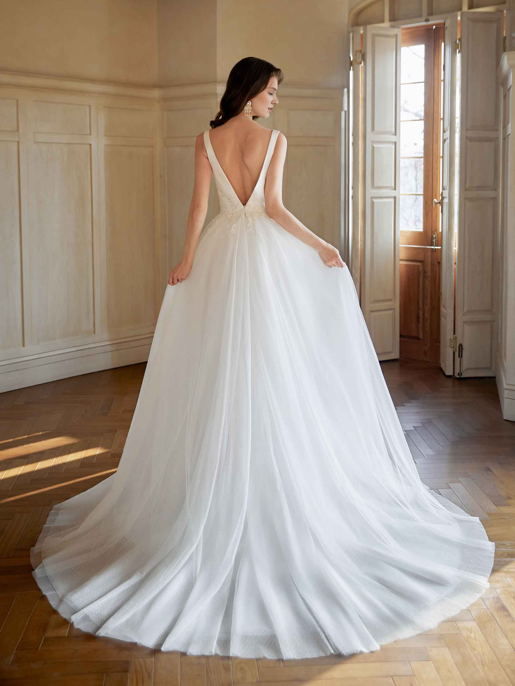Elegante vestido de novia extra largo de corte A con escote en V y espalda descubierta