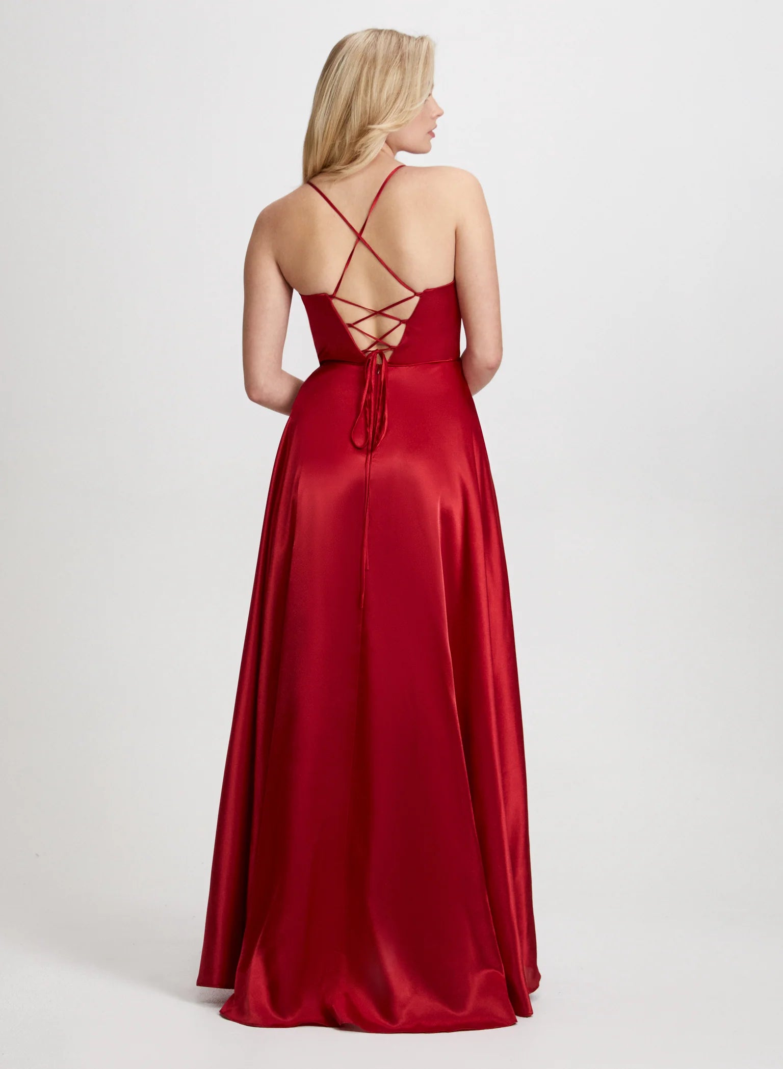 Vestido de fiesta largo sin mangas con corsé ajustado y escote corazón de Jimiss con tirantes finos