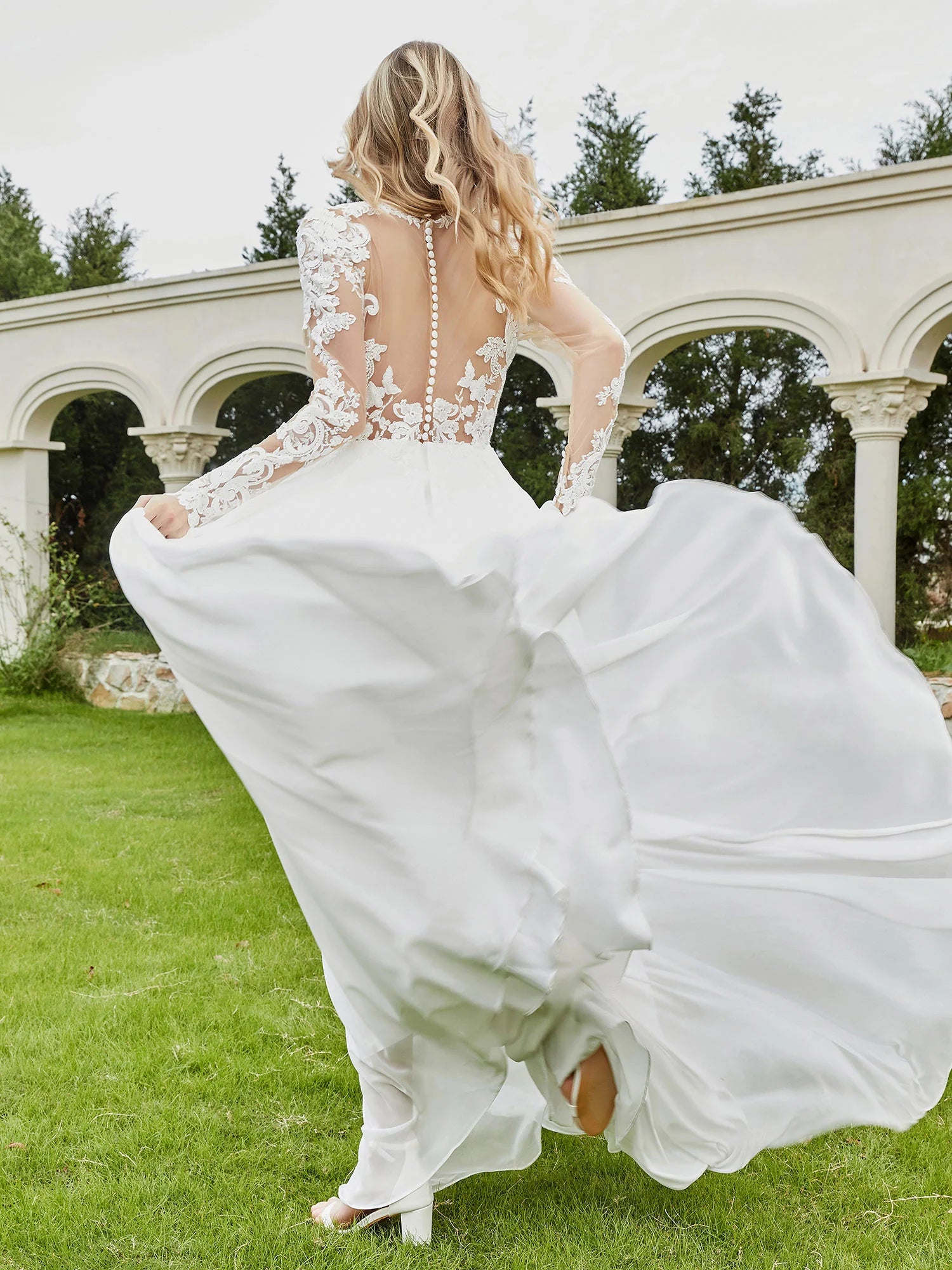 Vestido de novia con escote en V profundo y botones, con cola de iglesia