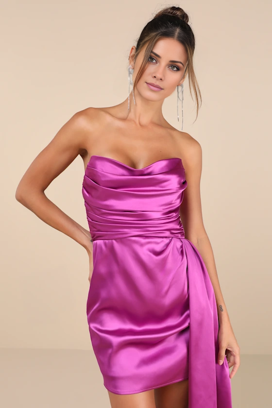 Vestido de fiesta corto sin espalda, sin mangas, con cuello al descubierto y sin tirantes, con detalles plisados y estampado de Jimiss