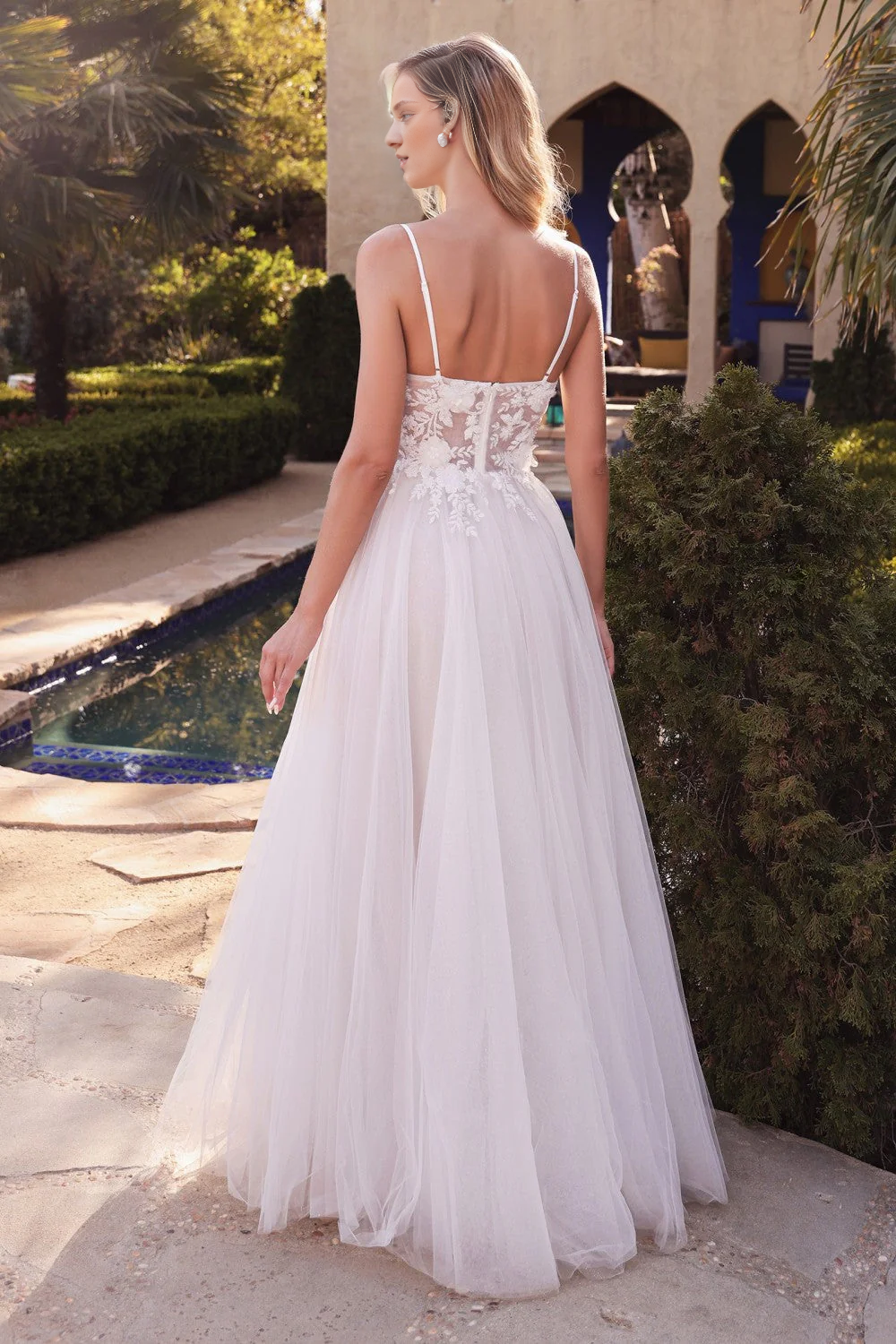 Vestido de novia largo de gasa color blanco roto con calcomanía de flores