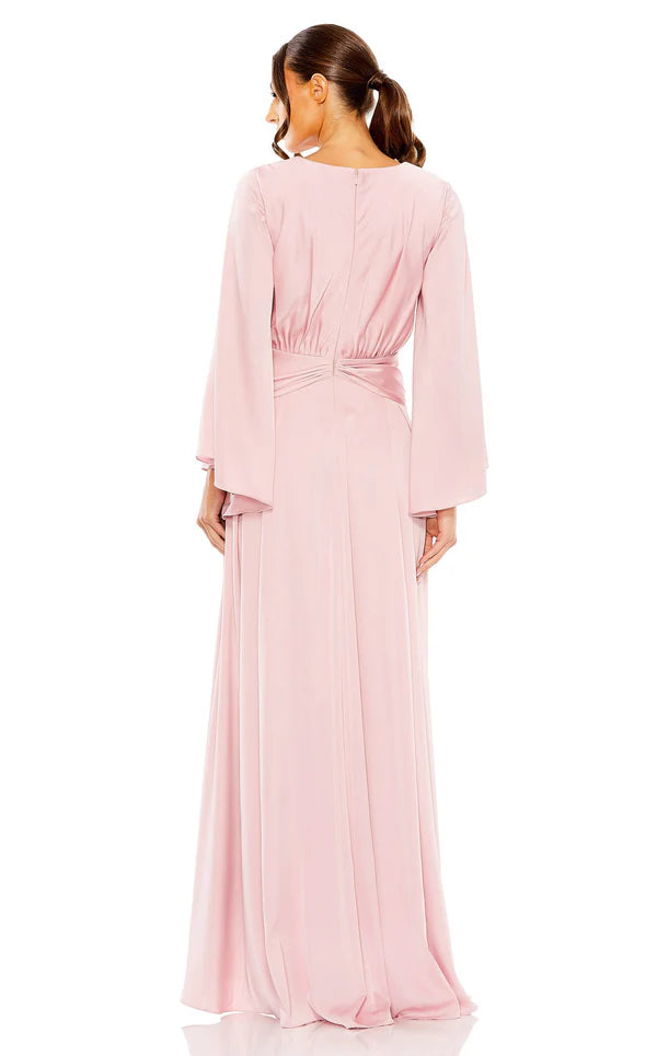 Abito da ballo lungo fino al pavimento, con scollo a V, maniche svasate, spacco laterale e linea ad A