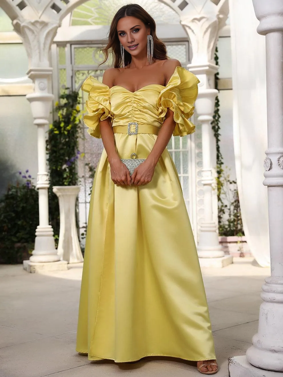 Abito formale a trapezio in raso plissettato e volant, lungo fino al pavimento