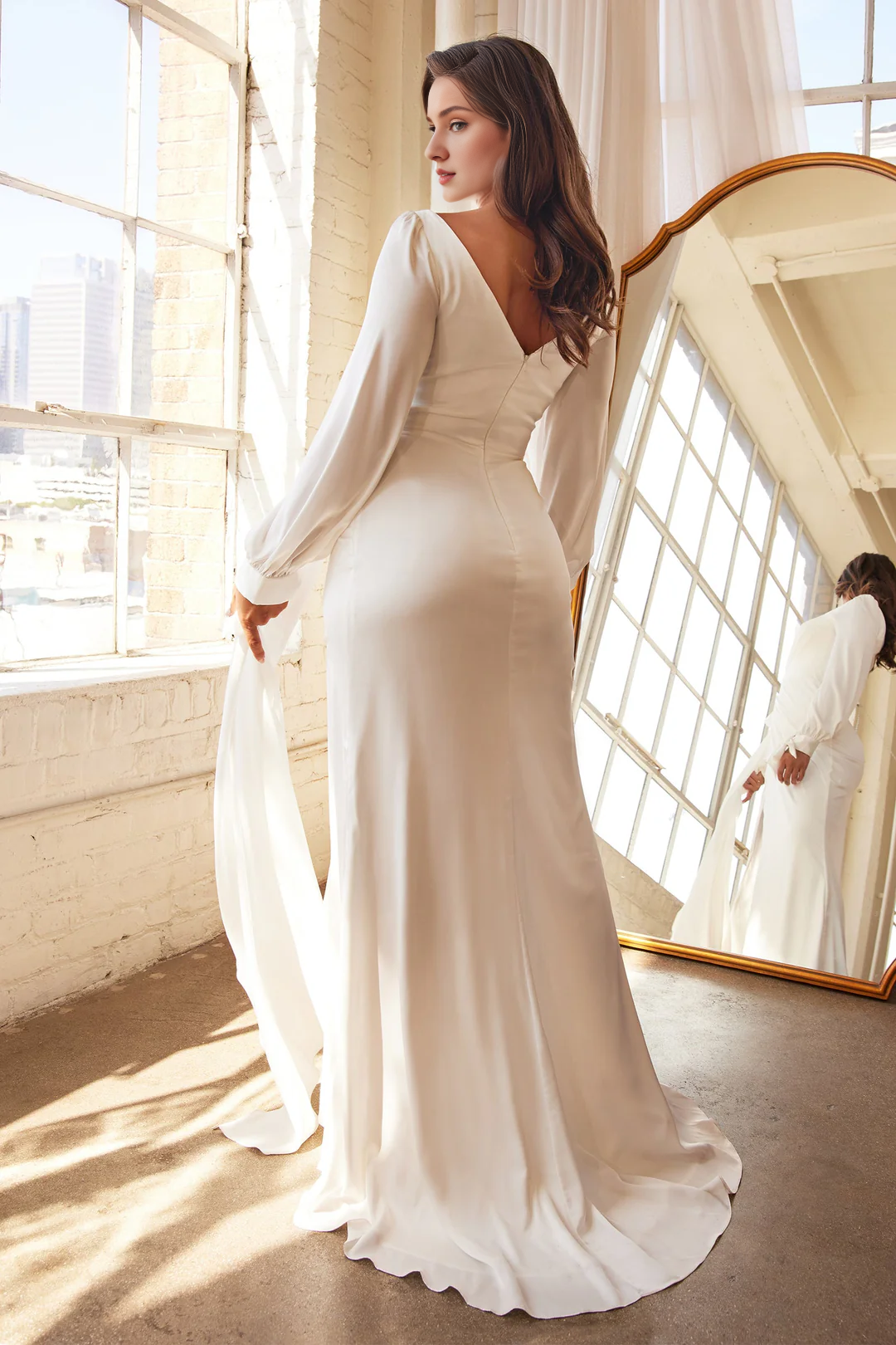 Vestido de novia de satén blanco con mangas largas y cordón ajustable