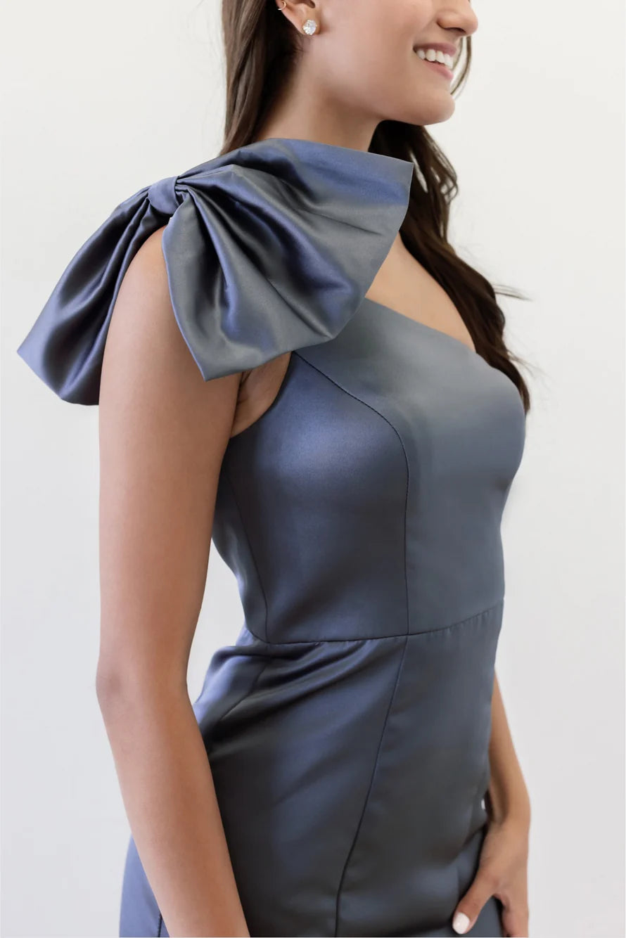 Vestido de fiesta Jimiss con escote asimétrico, hombros descubiertos, sin mangas, espalda descubierta, detalles de lazo y largo hasta el suelo