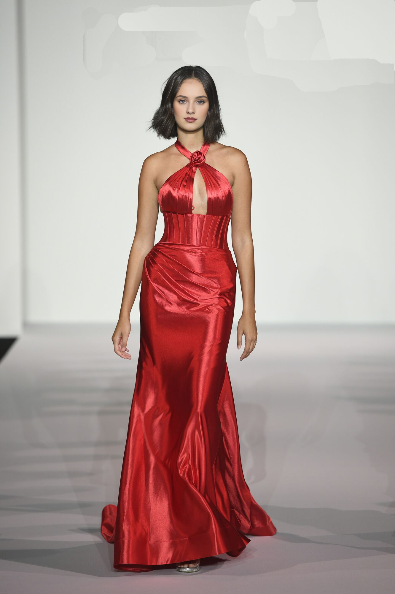 Corsé ajustado de satén de seda con cuello colgante, decoración de rosas y vestido de fiesta largo hasta el suelo