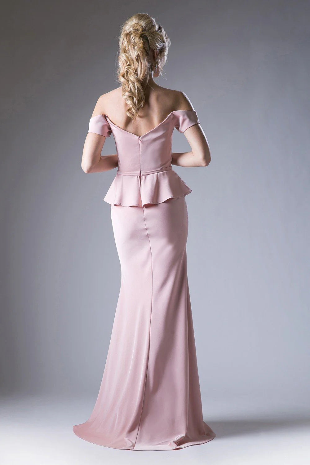 Vestido largo de cola de pez con volantes y hombros descubiertos