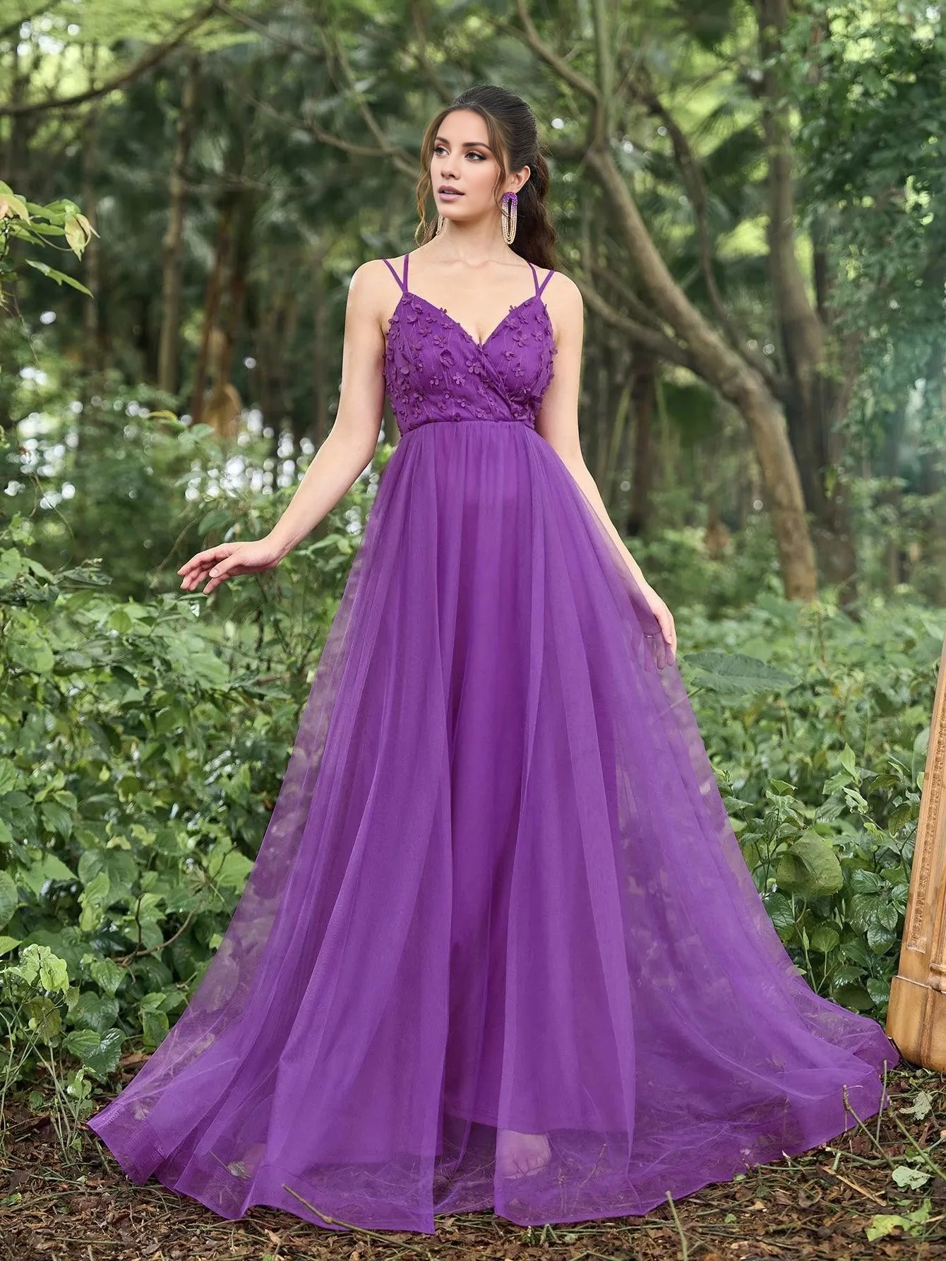 Vestido formal hasta el suelo con espalda descubierta, detalles de calcomanías florales, tirantes finos y transparentes.