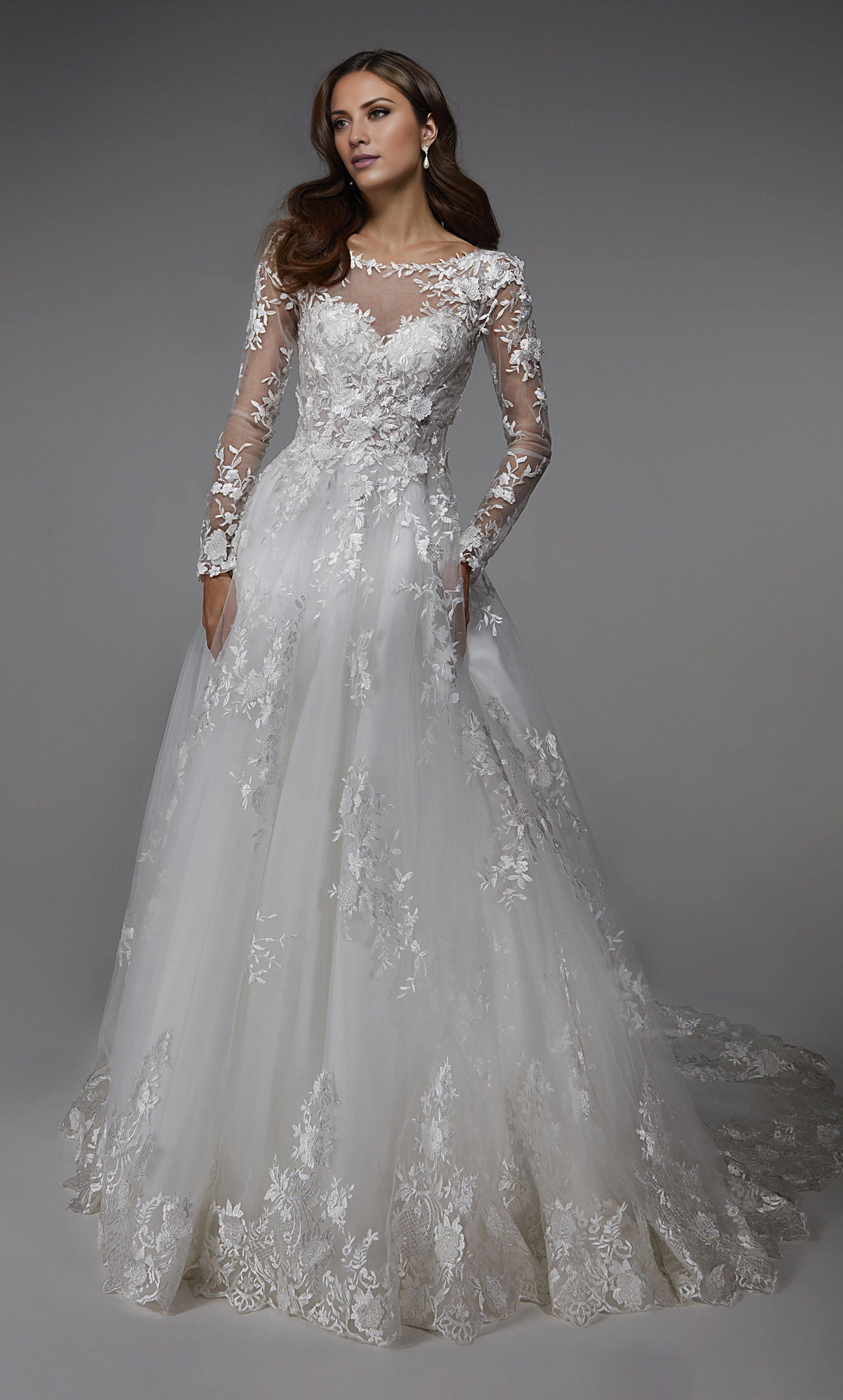 Vestidos de novia de gasa con cuello ilusión y escote en V profundo, largos hasta el suelo