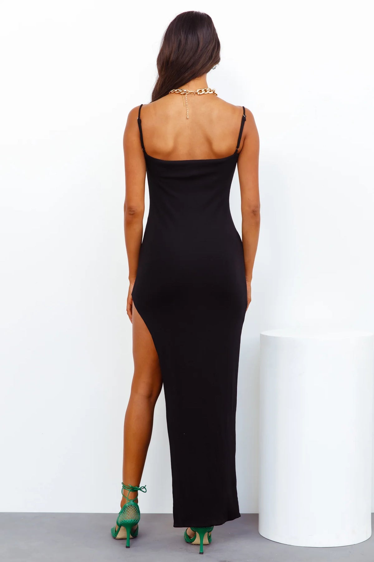 Vestido de fiesta largo de Jimiss con escote cuadrado, tirantes finos, abertura lateral y espalda descubierta